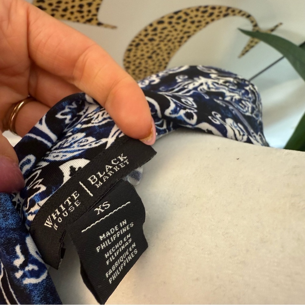 White House Black Market Blue/White Printed Blouse – Size XS - Picture 7 of 8